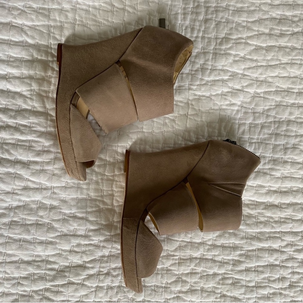 Alexandre Birman Tan Wedge Shoes